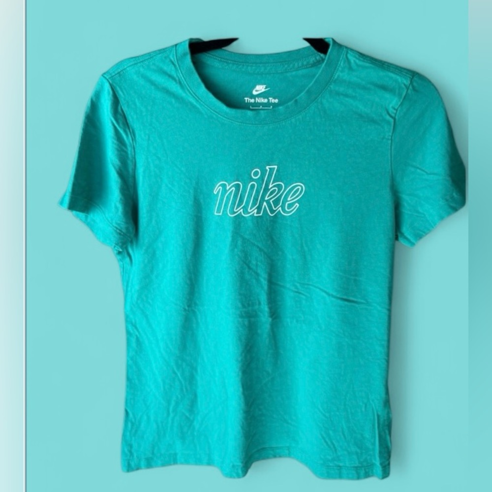 Nike t shirt in size L